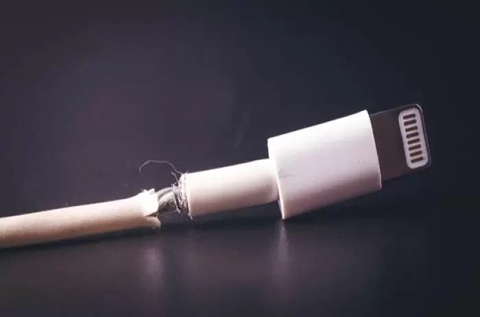 کابل شارژر خراب از دلایل داغ شدن شارژر