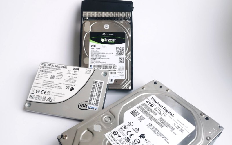 SSD SATA در فرم فکتور 2.5 اینچ کنار هارد HDD