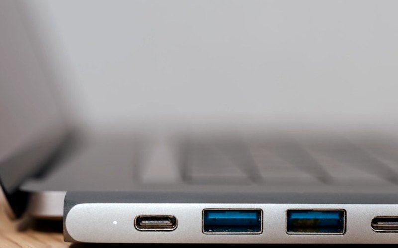 تست پورت‌های USB لپ‌تاپ برای رفع مشکل بالا نیامدن فلش